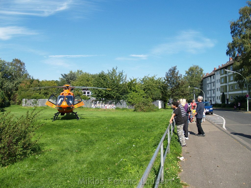 Einsatz Christoph 3 VU Kind Koeln Vingst Thorwaldsenstr   P07.JPG